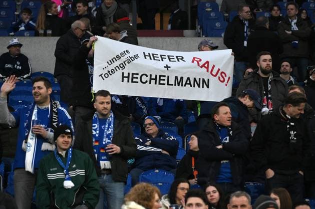 Banner gegen Axel Hefer (Aufsichtsratsvorsitzender FC Schalke 04) und Andre Hechelmann (Technischer Direktor FC Schalke 04), AndrÃ Hechelmann 01.03.2024, Fussball Saison 2023 2024, 2. Bundesliga, 24. Spieltag, FC Schalke 04 - FC St. Pauli 3:1 Gelsenkirchen Veltins Arena Nordrhein Westfalen Deutschland *** Banner against Axel Hefer Chairman of the Supervisory Board FC Schalke 04 and Andre Hechelmann Technical Director FC Schalke 04 , AndrÃ Hechelmann 01 03 2024, Football season 2023 2024, 2 Bundesliga, 24 Matchday, FC Schalke 04 FC St Pauli 3 1 Gelsenkirchen Veltins Arena Nordrhein Westfalen Germany Team2
