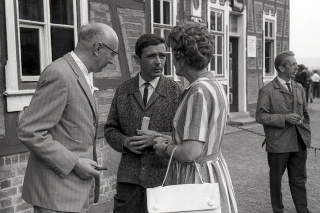 08.07.1964, Gotha, Bezirk Erfurt, DDR - Trainer Eugen Sippenauer (Mitte) im Gespraech mit den Besitzern vom Stall Hubertus. Galopprennbahn Gotha-Boxberg. (Trainer, Besitzer, Sippenauer, Stall Hubertus, s w, schwarzweiss, historisch) 640708A023GOTHA.JPG *** 08 07 1964, Gotha, district Erfurt, GDR trainer Eugen Sippenauer center in conversation with the owners of Stall Hubertus racecourse Gotha Boxberg trainer, owner, Sippenauer, Stall Hubertus, b w, black and white, historical 640708A023GOTHA JPG