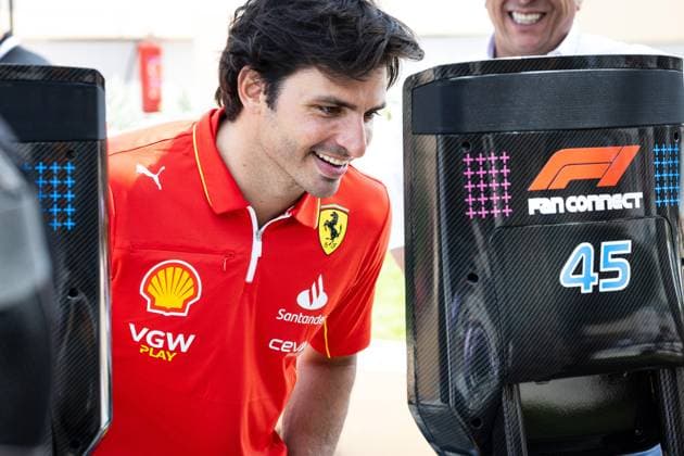Carlos Sainz jr., (ESP, Scuderia Ferrari 55) bei Formula 1 Fan Connect im Gespräch mit jungen Fans. BHR, Formel 1 Rennen, Bahrain International Circuit, 02.03.24 BHR, Formel 1 Rennen, Bahrain International Circuit, 02.03.24 Manama