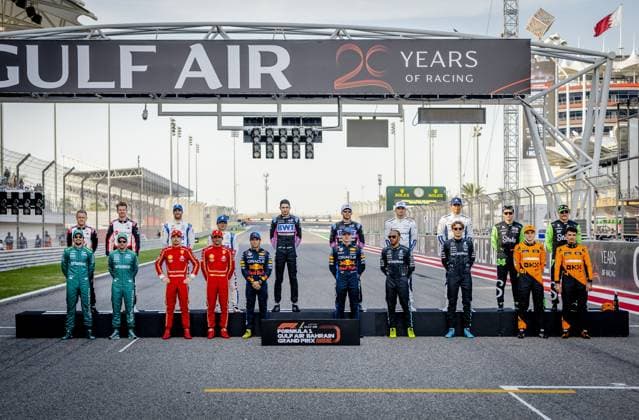 Sport Bilder des Tages BAHRAIN - The F1 drivers pose for a group photo ahead of the Bahrain Grand Prix. ANP REMKO DE WAAL Race 2024 2025 xVIxANPxSportx xxANPxIVx 492602688 originalFilename: 492602688.jpg