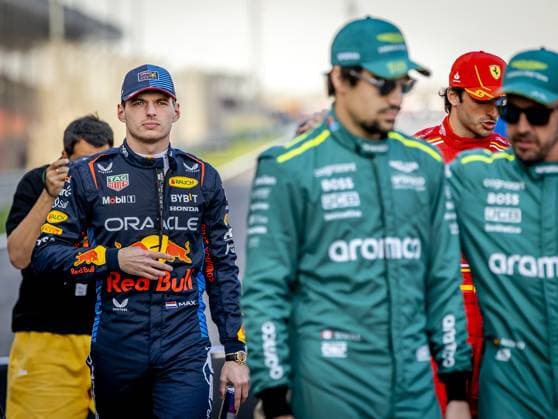 BAHRAIN - Max Verstappen (Red Bull Racing) together with other drivers on the grid ahead of the Bahrain Grand Prix. ANP REMKO DE WAAL Race 2024 2025 xVIxANPxSportx xxANPxIVx 492603271 originalFilename: 492603271.jpg