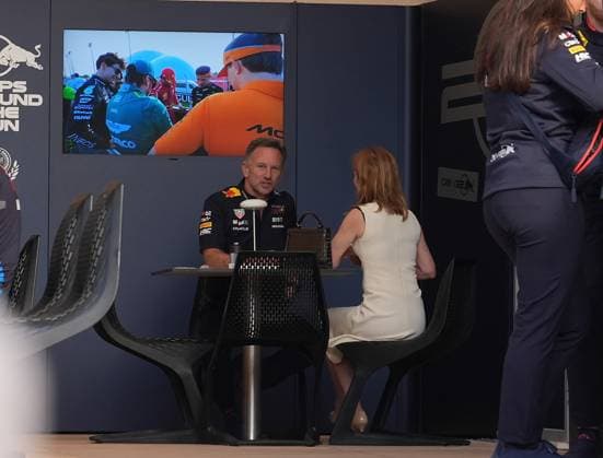 02.03.2024, Bahrain International Circuit, Sakhir, Formula 1 Gulf Air Bahrain Grand Prix 2024 ,im Bild Teamchef Christian Horner (Oracle Red Bull Racing) sitz mit seiner Frau Geraldine Geri Estelle Horner in der Hospitality von Oracle Red Bull Racing. Sakhir Bahrain International Circuit Bahrain