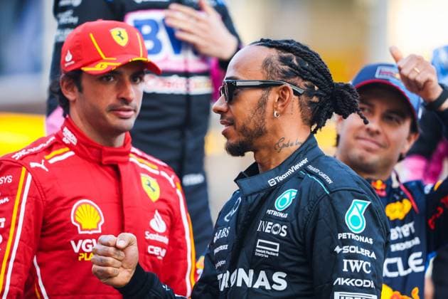 SAINZ Carlos (spa), Scuderia Ferrari SF-24, HAMILTON Lewis (gbr), Mercedes AMG F1 Team W15, portrait during the Formula 1 Gulf Air Bahrain Grand Prix 2024, 1st round of the 2024 FIA Formula One World Championship, WM, Weltmeisterschaft from February 29 to March 2, 2024 on the Bahrain International Circuit, in Sakhir, Bahrain - F1 - BAHRAIN GRAND PRIX 2024 DPPI Panoramic 240302_R01_BAHRAIN_AV3_1898