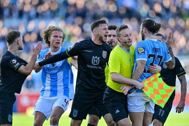 Sport Themen der Woche KW09 Sport Bilder des Tages Tumult, Rangelei, Rudelbildung nach dem Foul von Marlon Frey (TSV 1860, 37), Der Linienrichter muss den Rotsünder Marlon Frey (TSV 1860, 37) schützen, 02.03.2024, München (Deutschland), Fussball, 3. Liga, TSV 1860 München - SSV Ulm 1846, DFB DFL REGULATIONS PROHIBIT ANY USE OF PHOTOGRAPHS AS IMAGE SEQUENCES AND OR QUASI-VIDEO. *** Tumult, scuffle, riot after the foul by Marlon Frey TSV 1860, 37 , The linesman must protect the red card offender Marlon Frey TSV 1860, 37, 02 03 2024, Munich Germany , Football, 3 Liga, TSV 1860 München SSV Ulm 1846, DFB DFL REGULATIONS PROHIBIT ANY USE OF PHOTOGRAPHS AS IMAGE SEQUENCES AND OR QUASI VIDEO xslx