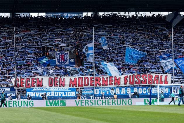 1. Fussball Bundesliga: VfL Bochum - RB Leipzig; 02.03.2024 In der Kurve der Fans des VfL Bochum werden Schals hochgehalten Banner: Gegen den modernen Fussball 1. Fussball Bundesliga, VfL Bochum - RB Leipzig, VONONVIA Ruhrstadion DFL REGULATIONS PROHIBIT ANY USE OF PHOTOGRAPHS AS IMAGE SEQUENCES AND OR QUASI-VIDEO. Copyright: xBEAUTIFULxSPORTS Wunderlx