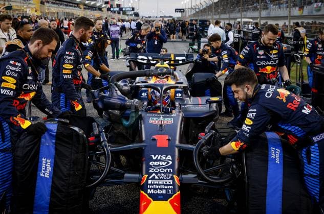 BAHRAIN - Max Verstappen (Red Bull Racing) prior to the Bahrain Grand Prix. ANP REMKO DE WAAL Race 2024 2025 xVIxANPxSportx xxANPxIVx 492611469 originalFilename: 492611469.jpg
