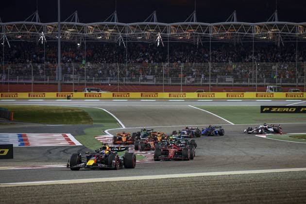 01 VERSTAPPEN Max (nld), Red Bull Racing RB20, 16 LECLERC Charles (mco), Scuderia Ferrari SF-24, 63 RUSSELL George (gbr), Mercedes AMG F1 Team W15, action during the Formula 1 Gulf Air Bahrain Grand Prix 2024, 1st round of the 2024 FIA Formula One World Championship, WM, Weltmeisterschaft from February 29 to March 2, 2024 on the Bahrain International Circuit, in Sakhir, Bahrain - F1 - BAHRAIN GRAND PRIX 2024 DPPI Panoramic  240302_R01_BAHRAIN__BR35800