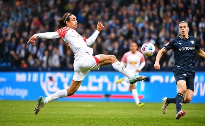 Sport Themen der Woche KW09 Sport Bilder des Tages Fussball, Bundesliga, Deutschland, Herren, Saison 2023 24, 24. Spieltag, Vonovia Ruhrstadion Bochum, VfL Bochum - RB Leipzig; Yussuf Poulsen (RBL), Noah Loosli (BOC). Aktion DFB DFL REGULATIONS PROHIBIT ANY USE OF PHOTOGRAPHS AS IMAGE SEQUENCES AND OR QUASI-VIDEO *** Football, Bundesliga, Germany, Men, Season 2023 24, 24 Matchday, Vonovia Ruhrstadion Bochum, VfL Bochum RB Leipzig Yussuf Poulsen RBL , Noah Loosli BOC Action DFB DFL REGULATIONS PROHIBIT ANY USE OF PHOTOGRAPHS AS IMAGE SEQUENCES AND OR QUASI VIDEO
