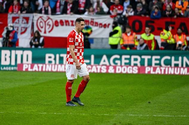02.03.2024, xpsx, Fussball 1.Bundesliga, 1.FSV Mainz 05 - Borussia Mönchengladbach v.l. gelb rote karte Dominik Kohr (FSV Mainz 05) emspor Mainz