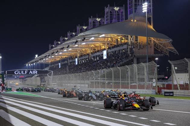start of the race, depart, 01 VERSTAPPEN Max (nld), Red Bull Racing RB20, 16 LECLERC Charles (mco), Scuderia Ferrari SF-24, action during the Formula 1 Gulf Air Bahrain Grand Prix 2024, 1st round of the 2024 FIA Formula One World Championship, WM, Weltmeisterschaft from February 29 to March 2, 2024 on the Bahrain International Circuit, in Sakhir, Bahrain - F1 - BAHRAIN GRAND PRIX 2024 DPPI Panoramic  240302_R01_BAHRAIN_AV3_2732