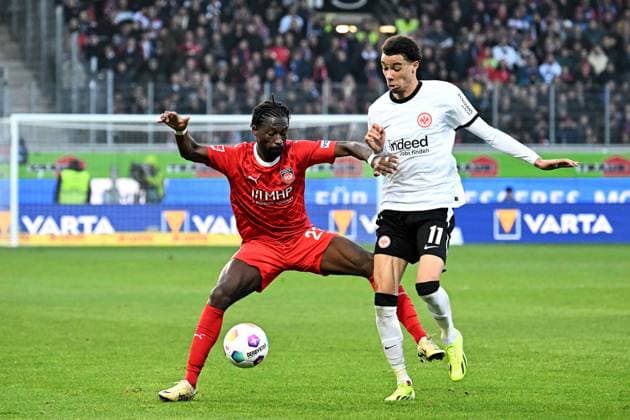 Sport Bilder des Tages 02.03.2024, xjhx, Fussball 1.Bundesliga, 1.FC Heidenheim - Eintracht Frankfurt emspor, v.l. Omar Haktab Traore (1.FC Heidenheim) Hugo Ekitike (Eintracht Frankfurt) Zweikampf, Aktion, action, battle for the ball (DFL DFB REGULATIONS PROHIBIT ANY USE OF PHOTOGRAPHS as IMAGE SEQUENCES and or QUASI-VIDEO) Heidenheim