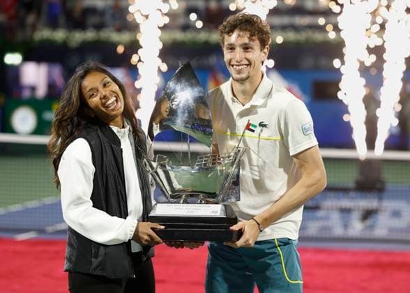 Sieger Ugo Humbert mit Freundin Tessa und Pokal, Siegerehrung, Praesentation, Dubai Duty Free Tennis Championships, Dubai, U.A.E. Tennis - Dubai Tennis Championships 2024 - ATP, Tennis Herren - Dubai Duty Free Tennis Stadium - Dubai - - United Arab Emirates - 2 March 2024. Copyright: xJuergenxHasenkopfx