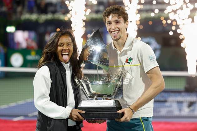 Sieger Ugo Humbert mit Freundin Tessa und Pokal, Siegerehrung, Praesentation, Dubai Duty Free Tennis Championships, Dubai, U.A.E. Tennis - Dubai Tennis Championships 2024 - ATP, Tennis Herren - Dubai Duty Free Tennis Stadium - Dubai - - United Arab Emirates - 2 March 2024. Copyright: xJuergenxHasenkopfx