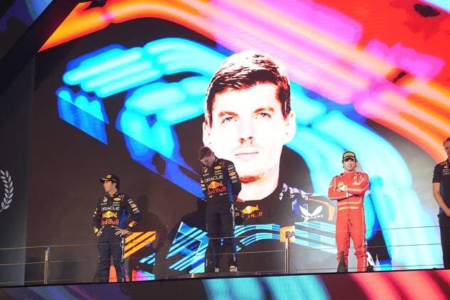 02.03.2024, Bahrain International Circuit, Sakhir, Formula 1 Gulf Air Bahrain Grand Prix 2024 ,im Bild Podium: Sieger Max Verstappen (NLD), Oracle Red Bull Racing, 2.Platz für Sergio Perez (MEX), Oracle Red Bull Racing, 3.Platz für Carlos Sainz Jr. (ESP), Scuderia Ferrari, Tom Hard, Oracle Red Bull Racing. Sakhir Bahrain International Circuit Bahrain