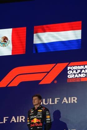 02.03.2024, Bahrain International Circuit, Sakhir, Formula 1 Gulf Air Bahrain Grand Prix 2024 ,im Bild Podium: Sieger Max Verstappen (NLD), Oracle Red Bull Racing, 2.Platz für Sergio Perez (MEX), Oracle Red Bull Racing, 3.Platz für Carlos Sainz Jr. (ESP), Scuderia Ferrari, Tom Hard, Oracle Red Bull Racing. Sakhir Bahrain International Circuit Bahrain