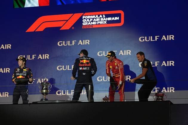 02.03.2024, Bahrain International Circuit, Sakhir, Formula 1 Gulf Air Bahrain Grand Prix 2024 ,im Bild Podium: Sieger Max Verstappen (NLD), Oracle Red Bull Racing, 2.Platz für Sergio Perez (MEX), Oracle Red Bull Racing, 3.Platz für Carlos Sainz Jr. (ESP), Scuderia Ferrari, Tom Hard, Oracle Red Bull Racing. Sakhir Bahrain International Circuit Bahrain