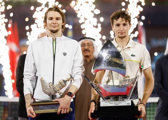 L-R. Finalist Alexander Bublik und Sieger Ugo Humbert mit Pokal, Siegerehrung, Praesentation, Dubai Duty Free Tennis Championships, Dubai, U.A.E. Tennis - Dubai Tennis Championships 2024 - ATP, Tennis Herren - Dubai Duty Free Tennis Stadium - Dubai - - United Arab Emirates - 2 March 2024. Copyright: xJuergenxHasenkopfx