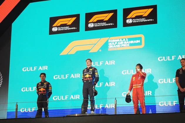 Formula 1 Gulf Air Bahrain Grand Prix 2024 02.03.2024, Bahrain International Circuit, Sakhir, Formula 1 Gulf Air Bahrain Grand Prix 2024 ,im Bild Podium: Sieger Max Verstappen (NLD), Oracle Red Bull Racing, 2.Platz für Sergio Perez (MEX), Oracle Red Bull Racing, 3.Platz für Carlos Sainz Jr. (ESP), Scuderia Ferrari, Tom Hard, Oracle Red Bull Racing.