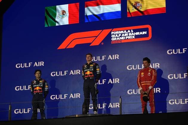 Formula 1 Gulf Air Bahrain Grand Prix 2024 02.03.2024, Bahrain International Circuit, Sakhir, Formula 1 Gulf Air Bahrain Grand Prix 2024 ,im Bild Podium: Sieger Max Verstappen (NLD), Oracle Red Bull Racing, 2.Platz für Sergio Perez (MEX), Oracle Red Bull Racing, 3.Platz für Carlos Sainz Jr. (ESP), Scuderia Ferrari, Tom Hard, Oracle Red Bull Racing.
