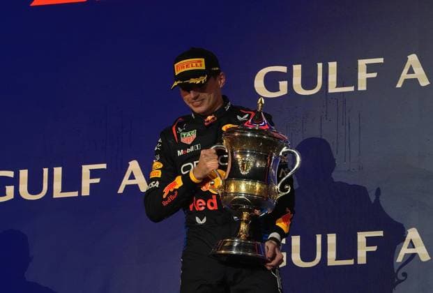 Formula 1 Gulf Air Bahrain Grand Prix 2024 02.03.2024, Bahrain International Circuit, Sakhir, Formula 1 Gulf Air Bahrain Grand Prix 2024 ,im Bild Podium: Sieger Max Verstappen (NLD), Oracle Red Bull Racing, 2.Platz für Sergio Perez (MEX), Oracle Red Bull Racing, 3.Platz für Carlos Sainz Jr. (ESP), Scuderia Ferrari, Tom Hard, Oracle Red Bull Racing.