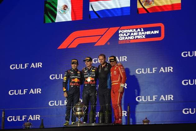 02.03.2024, Bahrain International Circuit, Sakhir, Formula 1 Gulf Air Bahrain Grand Prix 2024 ,im Bild Podium: Sieger Max Verstappen (NLD), Oracle Red Bull Racing, 2.Platz für Sergio Perez (MEX), Oracle Red Bull Racing, 3.Platz für Carlos Sainz Jr. (ESP), Scuderia Ferrari, Tom Hard, Oracle Red Bull Racing. Sakhir Bahrain International Circuit Bahrain