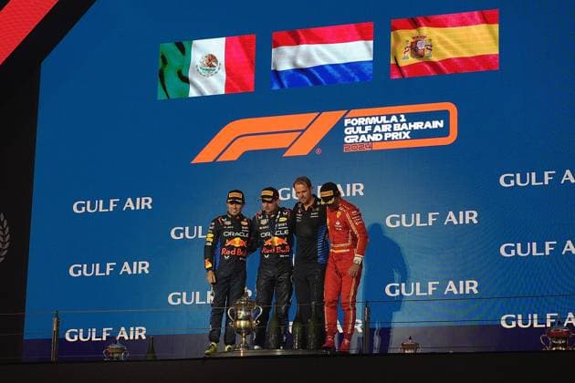 02.03.2024, Bahrain International Circuit, Sakhir, Formula 1 Gulf Air Bahrain Grand Prix 2024 ,im Bild Podium: Sieger Max Verstappen (NLD), Oracle Red Bull Racing, 2.Platz für Sergio Perez (MEX), Oracle Red Bull Racing, 3.Platz für Carlos Sainz Jr. (ESP), Scuderia Ferrari, Tom Hard, Oracle Red Bull Racing. Sakhir Bahrain International Circuit Bahrain