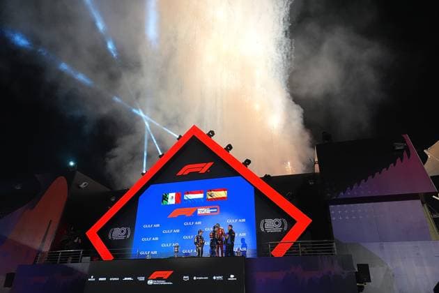 02.03.2024, Bahrain International Circuit, Sakhir, Formula 1 Gulf Air Bahrain Grand Prix 2024 ,im Bild Podium: Sieger Max Verstappen (NLD), Oracle Red Bull Racing, 2.Platz für Sergio Perez (MEX), Oracle Red Bull Racing, 3.Platz für Carlos Sainz Jr. (ESP), Scuderia Ferrari, Tom Hard, Oracle Red Bull Racing. Sakhir Bahrain International Circuit Bahrain