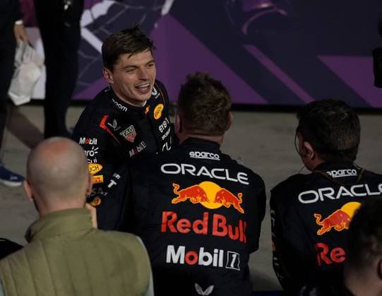 Formula 1 Gulf Air Bahrain Grand Prix 2024 02.03.2024, Bahrain International Circuit, Sakhir, Formula 1 Gulf Air Bahrain Grand Prix 2024 ,im Bild Sieger Max Verstappen (NLD), Oracle Red Bull Racing freut sich mit seinen Mechanikern über den Sieg.