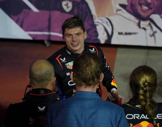 Formula 1 Gulf Air Bahrain Grand Prix 2024 02.03.2024, Bahrain International Circuit, Sakhir, Formula 1 Gulf Air Bahrain Grand Prix 2024 ,im Bild Sieger Max Verstappen (NLD), Oracle Red Bull Racing freut sich mit seinen Mechanikern über den Sieg.