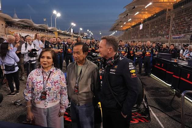02.03.2024, Bahrain International Circuit, Sakhir, Formula 1 Gulf Air Bahrain Grand Prix 2024 ,im Bild Teamchef Christian Horner (R) (Oracle Red Bull Racing) mit dem Red Bull Anteilseigner Chalerm Yoovidhya (M) und seiner Frau Daranee in der Startaufstellung von Bahrain. Sakhir Bahrain International Circuit Bahrain