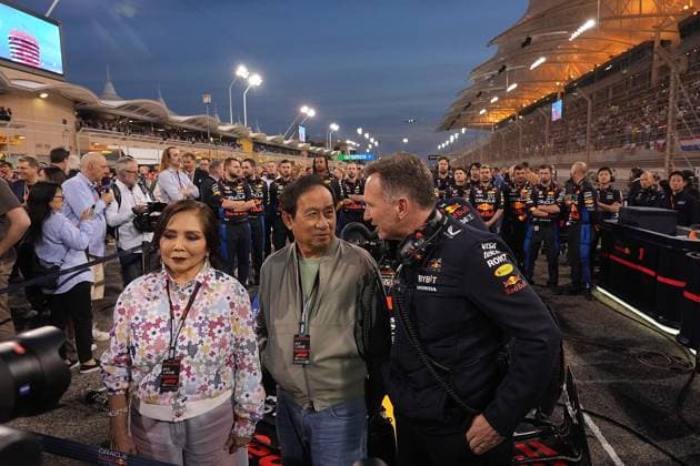 Formula 1 Gulf Air Bahrain Grand Prix 2024 02.03.2024, Bahrain International Circuit, Sakhir, Formula 1 Gulf Air Bahrain Grand Prix 2024 ,im Bild Teamchef Christian Horner (R) (Oracle Red Bull Racing) mit dem Red Bull Anteilseigner Chalerm Yoovidhya (M) und seiner Frau Daranee in der Startaufstellung von Bahrain.