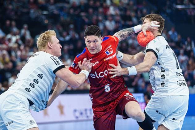 Bilder des Jahres 2024, Sport 03 März Sport Themen der Woche KW09 Sport Bilder des Tages Patrick Wiencek (THW Kiel, 17), Csaba Leimeter (HBW Balingen-Weilstetten, 05), Petter Oeverby (THW Kiel, 11) GER, THW Kiel vs. HBW Balingen-Weilstetten, Handball, Bundesliga, Spieltag 24, Saison 2023 2024, 02.03.2024 GER, THW Kiel vs. HBW Balingen-Weilstetten, Handball, Bundesliga, Spieltag 24, Saison 2023 2024, 02.03.2024 Kiel *** Patrick Wiencek THW Kiel, 17 , Csaba Leimeter HBW Balingen Weilstetten, 05 , Petter Oeverby THW Kiel, 11 GER, THW Kiel vs HBW Balingen Weilstetten, Handball, Bundesliga, Matchday 24, Season 2023 2024, 02 03 2024 GER, THW Kiel vs HBW Balingen Weilstetten, Handball, Bundesliga, Matchday 24, Season 2023 2024, 02 03 2024 Kiel Copyright: xEibner-Pressefoto MarcelxvonxFehrnx EP_MFN