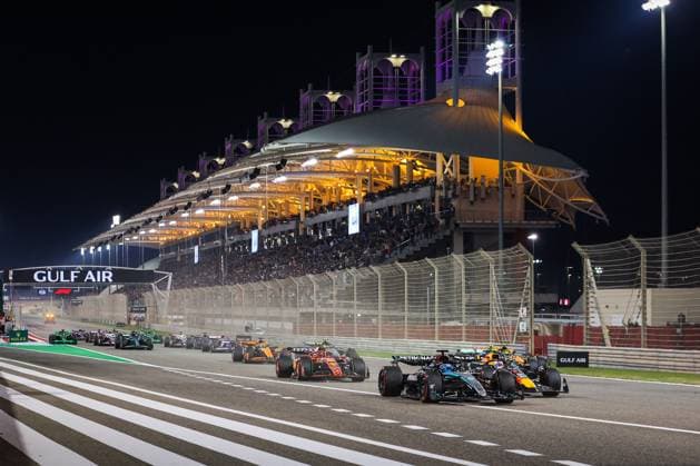 start of the race, depart, 63 RUSSELL George (gbr), Mercedes AMG F1 Team W15, action during the Formula 1 Gulf Air Bahrain Grand Prix 2024, 1st round of the 2024 FIA Formula One World Championship, WM, Weltmeisterschaft from February 29 to March 2, 2024 on the Bahrain International Circuit, in Sakhir, Bahrain - F1 - BAHRAIN GRAND PRIX 2024 DPPI Panoramic  240302_R01_BAHRAIN_AV3_2738