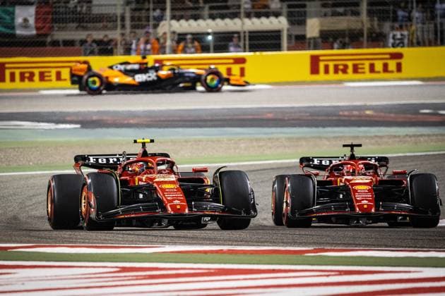 Duell zwischen den Ferrari Teamkollegen Carlos Sainz jr., (ESP, Scuderia Ferrari 55) (links) und Charles Leclerc, (MCO, Scuderia Ferrari 16). BHR, Formel 1 Rennen, Bahrain International Circuit, 02.03.24 BHR, Formel 1 Rennen, Bahrain International Circuit, 02.03.24 Manama