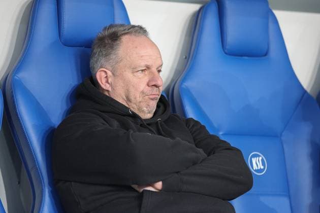 Angeschlagen mit einem magen-Darm Infekt Alexander Zorniger ( SpVgg Greuther Fürth, Chef-Trainer ) Karlsruher SC vs. SpVgg Greuther Fuerth, Fussball, 2. Liga, 24. Spieltag, 2023 2024, 02.03.2024, DFL REGULATIONS PROHIBIT ANY USE OF PHOTOGRAPHS AS IMAGE SEQUENCES AND OR QUASI-VIDEO. Karlsruher SC vs. SpVgg Greuther Fuerth, Fussball, 2. Liga, 24. Spieltag, 2023 2024, 02.03.2024 Karlsruhe