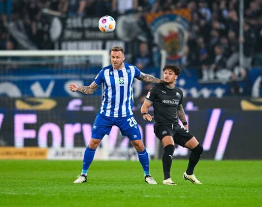 Germany, Karlsruhe, 02.03.2024, BBBank Wildpark, Karlsruher SC vs SpVgg Greuther Fuerth - 2. Bundesliga, Marcel Franke (Karlsruher SC) und Armindo Sieb (SpVgg Greuther Fuerth) battle for the ball Karlsruhe BBBank Wildpark Baden-Wuerttemberg Germany