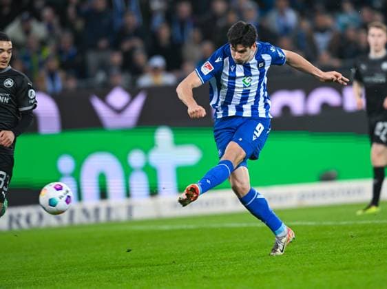 Germany, Karlsruhe, 02.03.2024, BBBank Wildpark, Karlsruher SC vs SpVgg Greuther Fuerth - 2. Bundesliga, Igor Matanovic (Karlsruher SC) with a goal attempt Karlsruhe BBBank Wildpark Baden-Wuerttemberg Germany