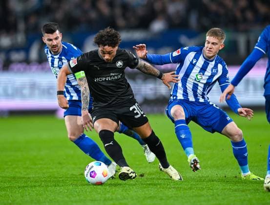 Germany, Karlsruhe, 02.03.2024, BBBank Wildpark, Karlsruher SC vs SpVgg Greuther Fuerth - 2. Bundesliga, Armindo Sieb (SpVgg Greuther Fuerth), David Herold (Karlsruher SC) und Jerome Gondorf (Karlsruher SC) battle for the ball Karlsruhe BBBank Wildpark Baden-Wuerttemberg Germany