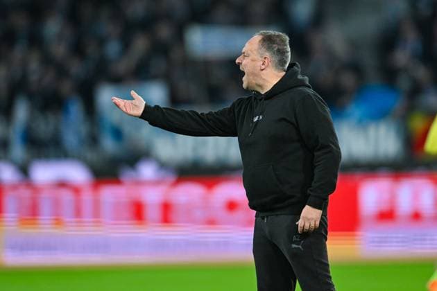 Germany, Karlsruhe, 02.03.2024, BBBank Wildpark, Karlsruher SC vs SpVgg Greuther Fuerth - 2. Bundesliga, Trainer Alexander Zorniger (SpVgg Greuther Fuerth) gestures Karlsruhe BBBank Wildpark Baden-Wuerttemberg Germany