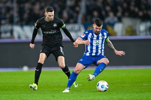Germany, Karlsruhe, 02.03.2024, BBBank Wildpark, Karlsruher SC vs SpVgg Greuther Fuerth - 2. Bundesliga, Jerome Gondorf (Karlsruher SC) und Branimir Hrgota (SpVgg Greuther Fuerth) battle for the ball Karlsruhe BBBank Wildpark Baden-Wuerttemberg Germany