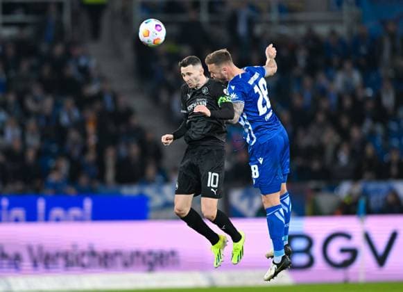 Germany, Karlsruhe, 02.03.2024, BBBank Wildpark, Karlsruher SC vs SpVgg Greuther Fuerth - 2. Bundesliga, Branimir Hrgota (SpVgg Greuther Fuerth) und Marcel Franke (Karlsruher SC) battle for the ball Karlsruhe BBBank Wildpark Baden-Wuerttemberg Germany