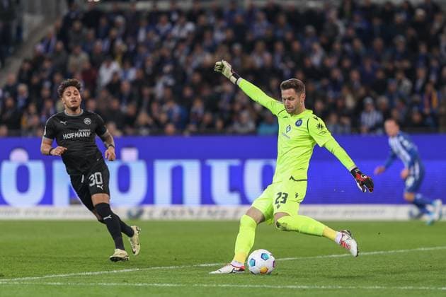 Patrick Drewes ( Karlsruher SC, Torwart 23) Armindo Sieb ( SpVgg Greuther Fuerth, 30) Karlsruher SC vs. SpVgg Greuther Fuerth, Fussball, 2. Liga, 24. Spieltag, 2023 2024, 02.03.2024, DFL REGULATIONS PROHIBIT ANY USE OF PHOTOGRAPHS AS IMAGE SEQUENCES AND OR QUASI-VIDEO. Karlsruher SC vs. SpVgg Greuther Fuerth, Fussball, 2. Liga, 24. Spieltag, 2023 2024, 02.03.2024 Karlsruhe
