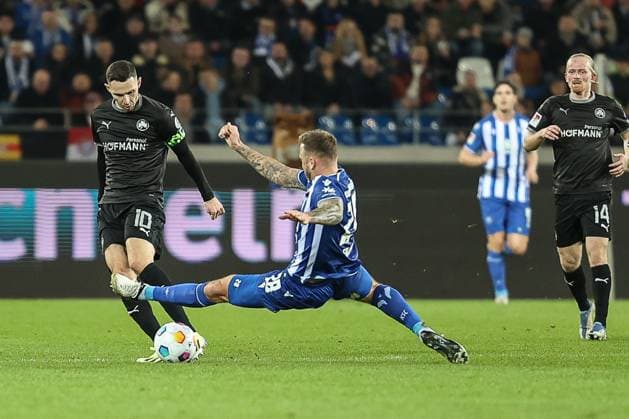 Marcel Franke ( Karlsruher SC, 28) Zweikampf, Kampf um den Ball, motiviert, Ehrgeiz, Duell Branimir Hrgota ( SpVgg Greuther Fuerth, 10) Karlsruher SC vs. SpVgg Greuther Fuerth, Fussball, 2. Liga, 24. Spieltag, 2023 2024, 02.03.2024, DFL REGULATIONS PROHIBIT ANY USE OF PHOTOGRAPHS AS IMAGE SEQUENCES AND OR QUASI-VIDEO. Karlsruher SC vs. SpVgg Greuther Fuerth, Fussball, 2. Liga, 24. Spieltag, 2023 2024, 02.03.2024 Karlsruhe