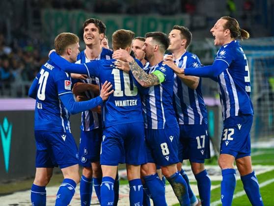 Germany, Karlsruhe, 02.03.2024, BBBank Wildpark, Karlsruher SC vs SpVgg Greuther Fuerth - 2. Bundesliga, Igor Matanovic (Karlsruher SC) celebrates his goal with his teammates Karlsruhe BBBank Wildpark Baden-Wuerttemberg Germany