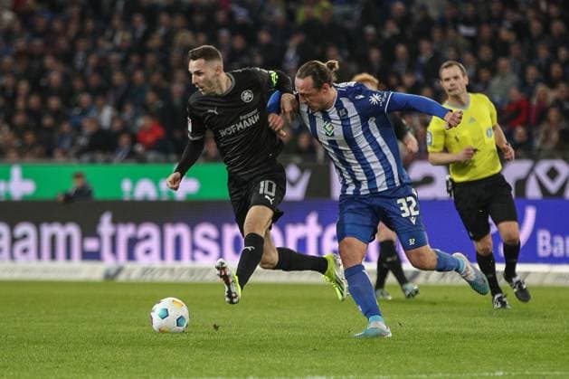 Branimir Hrgota ( SpVgg Greuther Fuerth, 10) Robin Bormuth ( Karlsruher SC, 32) Karlsruher SC vs. SpVgg Greuther Fuerth, Fussball, 2. Liga, 24. Spieltag, 2023 2024, 02.03.2024, DFL REGULATIONS PROHIBIT ANY USE OF PHOTOGRAPHS AS IMAGE SEQUENCES AND OR QUASI-VIDEO. Karlsruher SC vs. SpVgg Greuther Fuerth, Fussball, 2. Liga, 24. Spieltag, 2023 2024, 02.03.2024 Karlsruhe