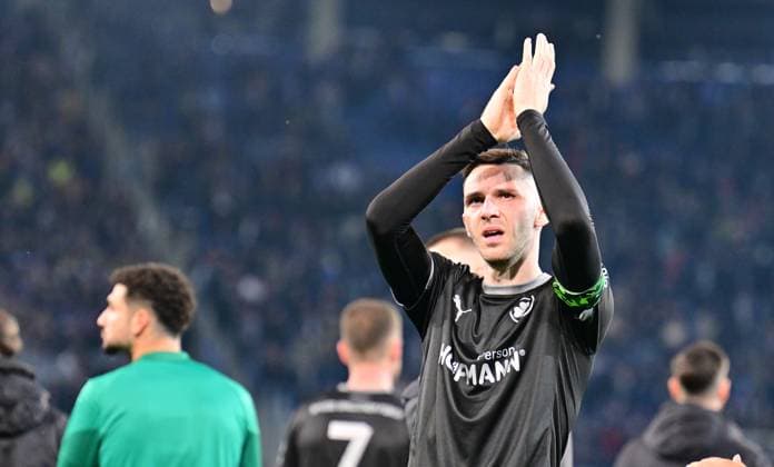 02.03.2024 - Fussball - Saison 2023 2024 - 2. Fussball - Bundesliga - 24. Spieltag: Karlsruher SC Karlsruhe KSC - SpVgg Greuther Fürth ( Kleeblatt ) - Sportfoto Zink - xwoxzix - DFL regulations prohibit any use of photographs as image sequences and or quasi-video - only for editorial use - Branimir Hrgota (10. SpVgg Greuther Fürth ) nach Spielende