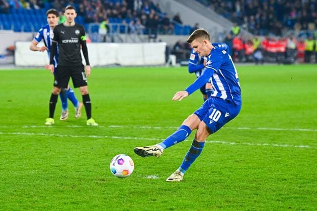 Germany, Karlsruhe, 02.03.2024, BBBank Wildpark, Karlsruher SC vs SpVgg Greuther Fuerth - 2. Bundesliga, Marvin Wanitzek (Karlsruher SC) takes a penalty Karlsruhe BBBank Wildpark Baden-Wuerttemberg Germany