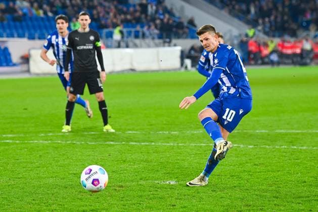 Germany, Karlsruhe, 02.03.2024, BBBank Wildpark, Karlsruher SC vs SpVgg Greuther Fuerth - 2. Bundesliga, Marvin Wanitzek (Karlsruher SC) misses a penalty Karlsruhe BBBank Wildpark Baden-Wuerttemberg Germany