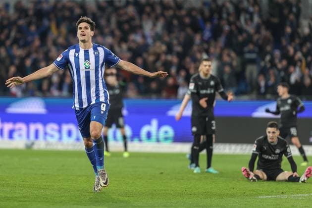 Igor Matanovic ( Karlsruher SC, 09) Enttaeuschung, niedergeschlagen, frust, haengende Koepfe, traurig, Trauer bei der Hintermannschaft von Fuerth, Tor, Torjubel, Jubel Karlsruher SC vs. SpVgg Greuther Fuerth, Fussball, 2. Liga, 24. Spieltag, 2023 2024, 02.03.2024, DFL REGULATIONS PROHIBIT ANY USE OF PHOTOGRAPHS AS IMAGE SEQUENCES AND OR QUASI-VIDEO. Karlsruher SC vs. SpVgg Greuther Fuerth, Fussball, 2. Liga, 24. Spieltag, 2023 2024, 02.03.2024 Karlsruhe