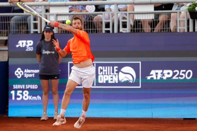 Tenis, Alejandro Tabilo vs Corentin Moutet El tenista Corentin Moutet de Francia regresa la bola de a Alejandro Tabilo de Chile por la semifinal del ATP, Tennis Herren 250 de Santiago 2024 en el Club San Carlos de Apoquindo en Santiago, Chile. 02 3 2024 Felipe Zanca Photosport Tennis, Alejandro Tabilo vs Corentin Moutet The tennis player Corentin Moutet of France return the ball of against of Alejandro Tabilo of Chile in the match for the semifinal ATP 250 Santiago 2024 at the Club San Carlos de Apoquindo in Santiago, Chile. 02 3 2024 Felipe Zanca Photosport Alejandro Tabilo vs Corentin Moutet, ATP 250 Santiago 2024
